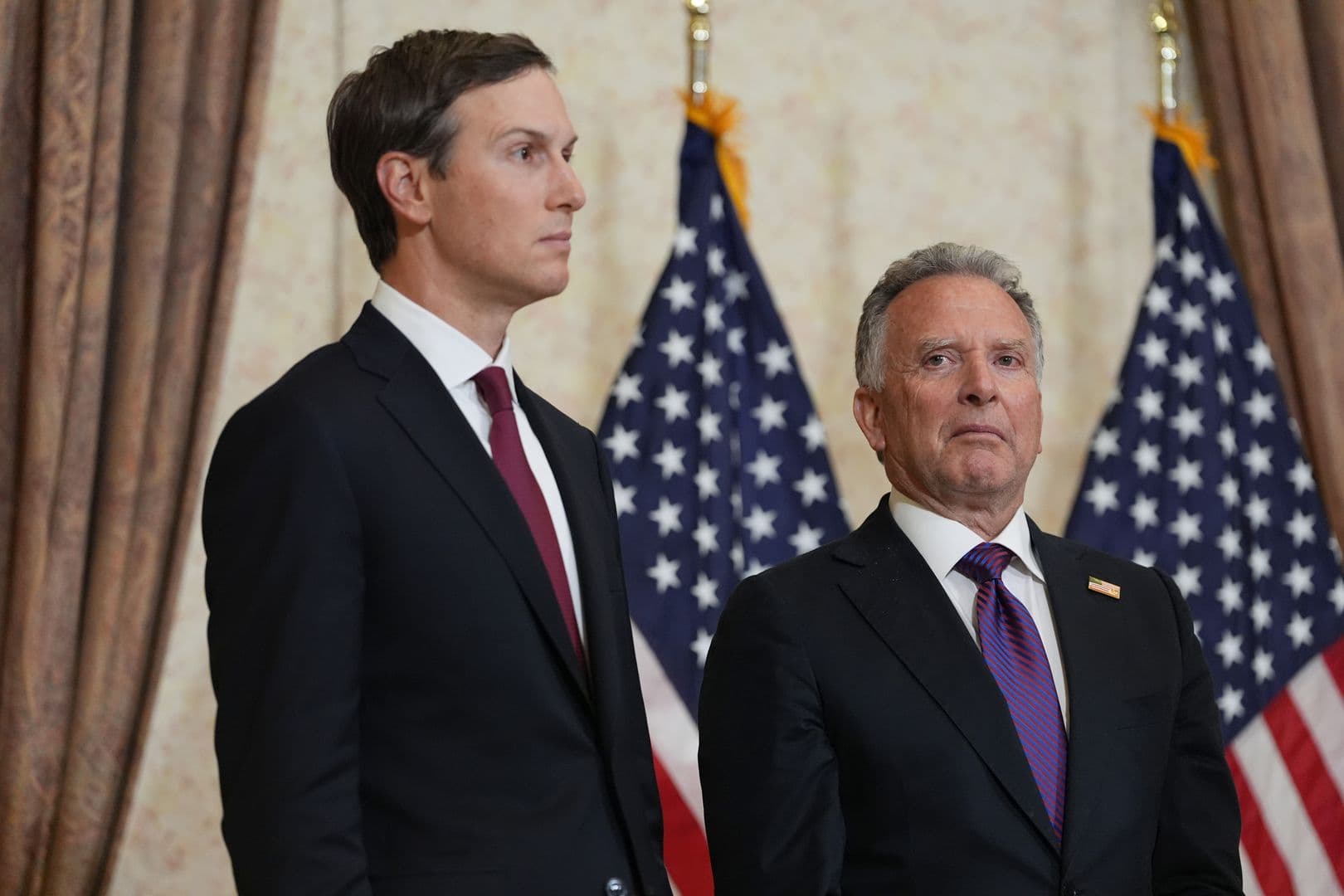 Jared Kushner, exasesor de la Casa Blanca, y Robert O'Brien, exasesor de seguridad nacional, en un evento diplomático, reflejando la influencia de las figuras políticas en los mercados globales y cripto.