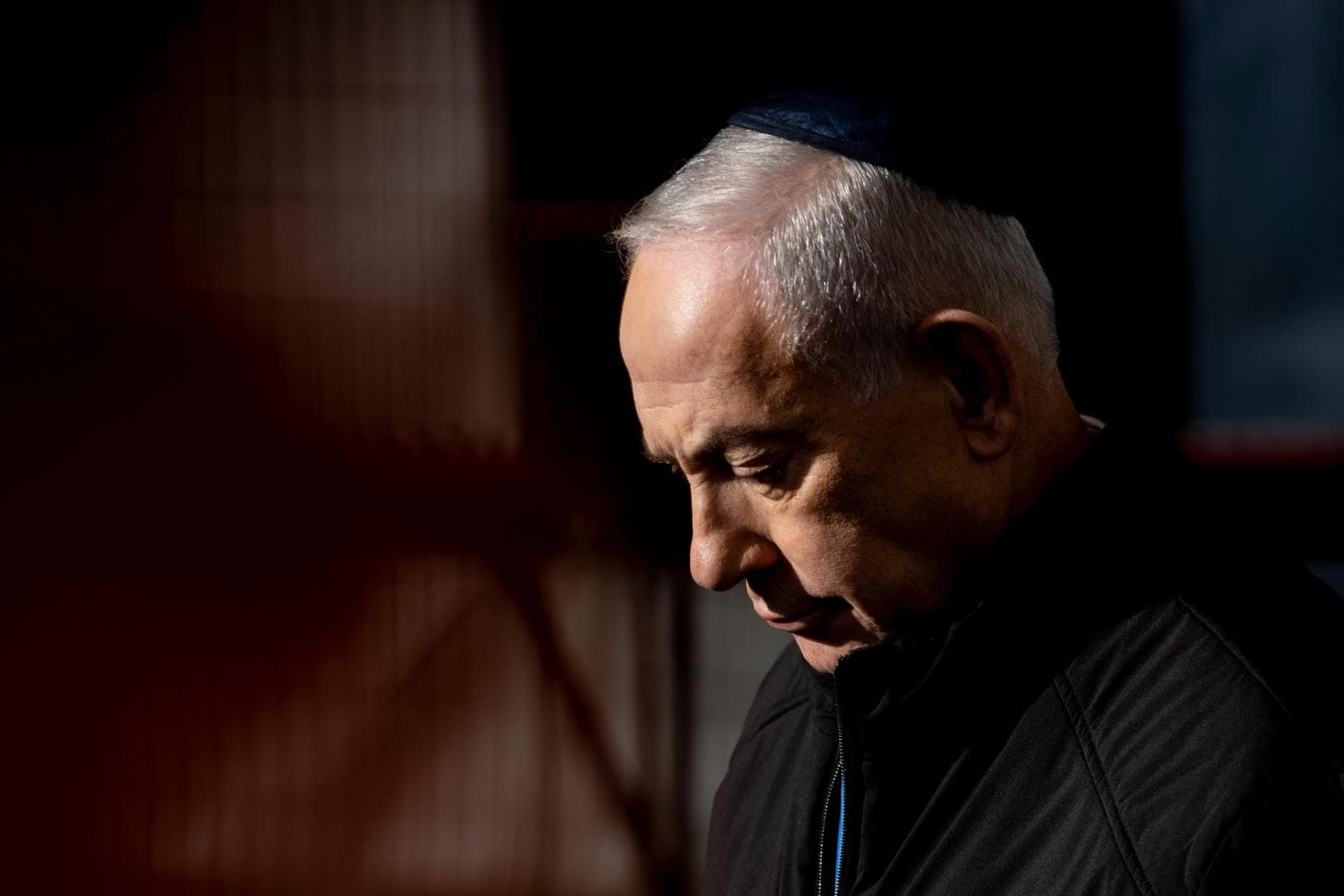 Un inversor judío, probablemente un hombre de edad avanzada, que ha visto su inversión en Bitcoin crecer.