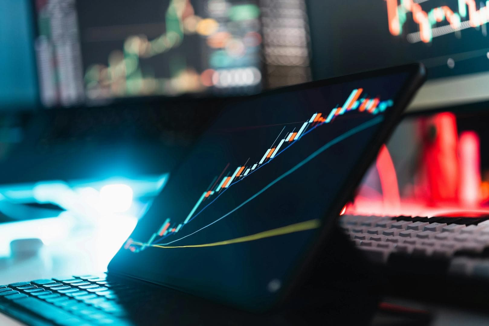 Gráficos financieros que ilustran el análisis de mercado, relevante para la consolidación del precio de Bitcoin y los flujos de ETF que sugieren un posible repunte.