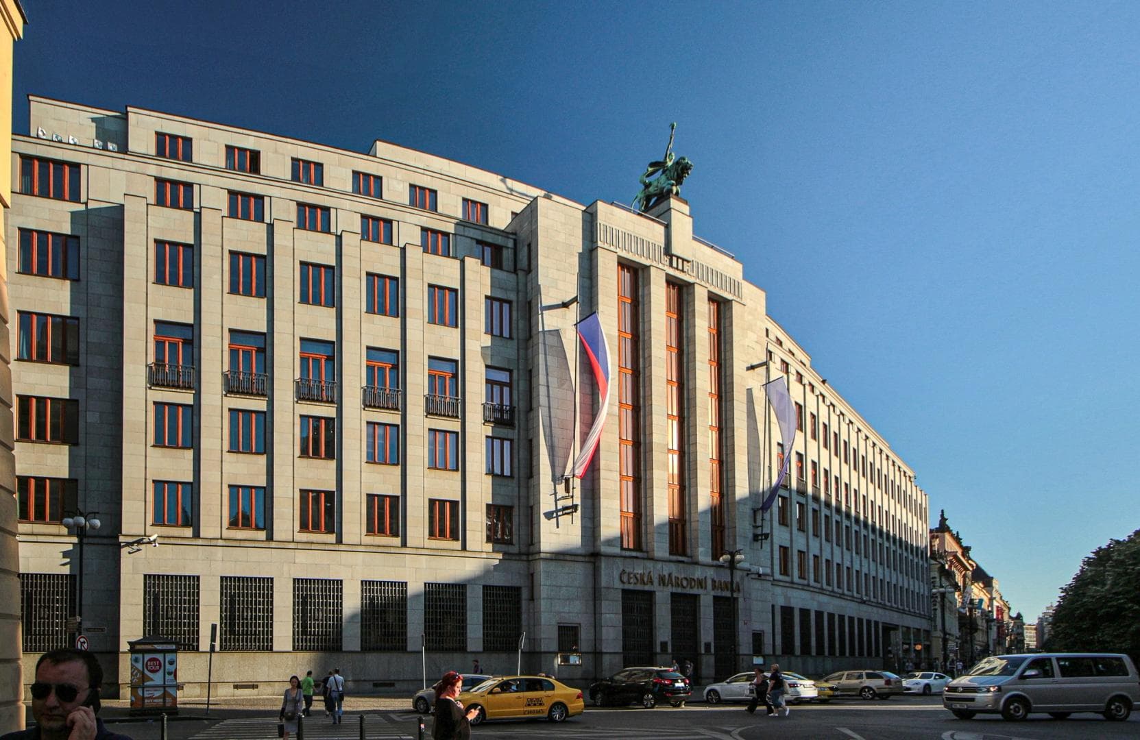 El edificio del Banco Nacional Checo en Praga, la institución que debate el potencial de Bitcoin para optimizar las reservas soberanas del país, a pesar de su volatilidad.