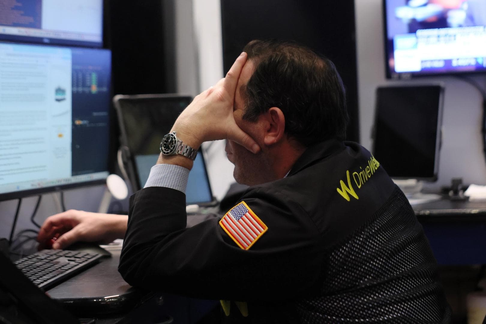 Un trader en un entorno de mercado financiero reacciona a los movimientos del mercado, reflejando la preocupación por una posible caída en el precio de Bitcoin.