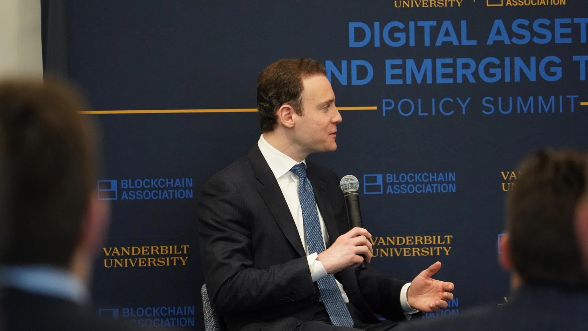 Un orador aborda temas de política y regulación en un 'Digital Asset and Emerging Technology Policy Summit', un contexto relevante para las discusiones legales que enfrentan plataformas como Kalshi.