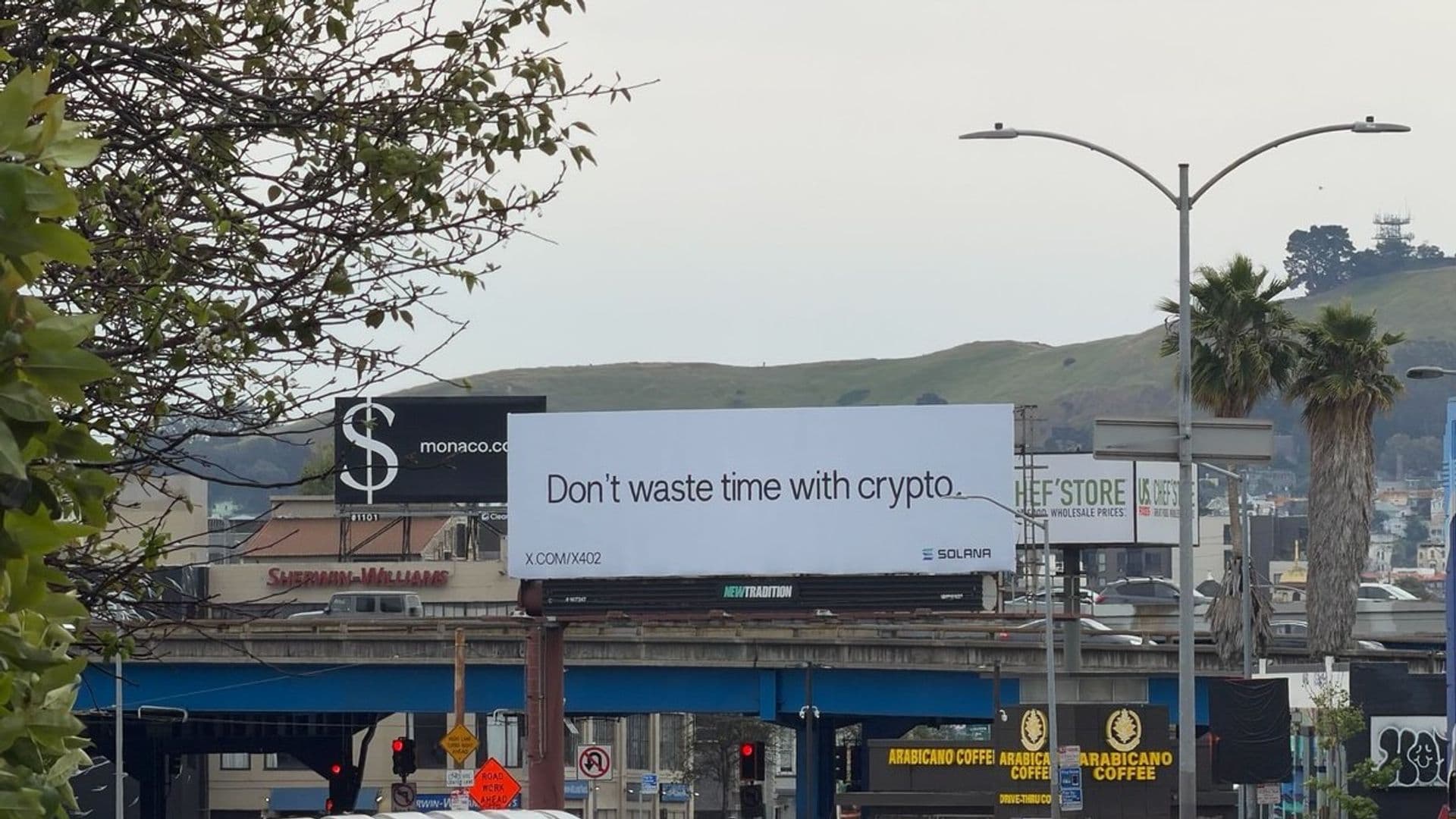 El enigmático cartel de Solana con el mensaje 'Don't waste time with crypto', cuya intención ha sido recientemente aclarada por la Fundación Solana en relación con los 'pagos agénticos'.