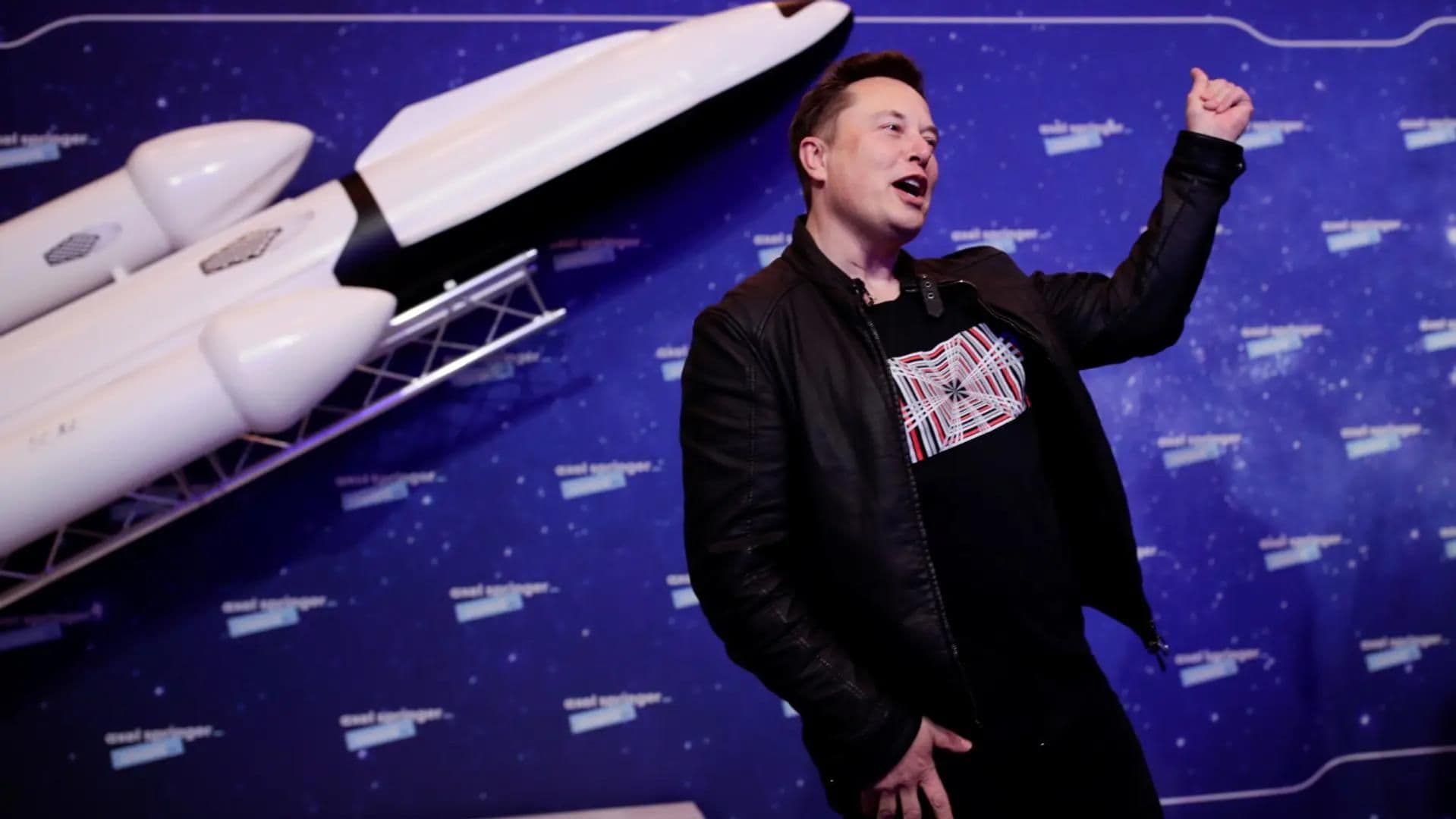 Elon Musk, CEO de SpaceX, durante una presentación. Su compañía aeroespacial mantiene una considerable inversión en Bitcoin a pesar de los recientes desafíos financieros.