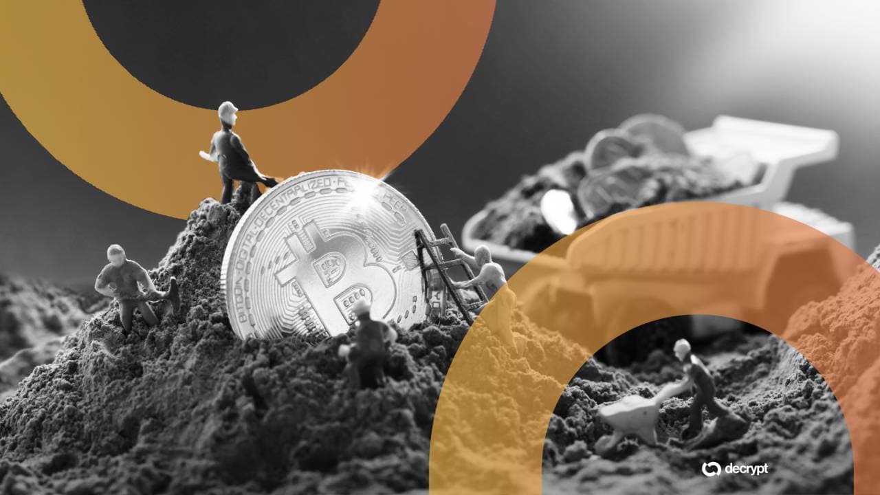 Pequeñas figuras de mineros trabajan arduamente alrededor de una moneda de Bitcoin, ilustrando el esfuerzo y la naturaleza de la minería de criptomonedas.